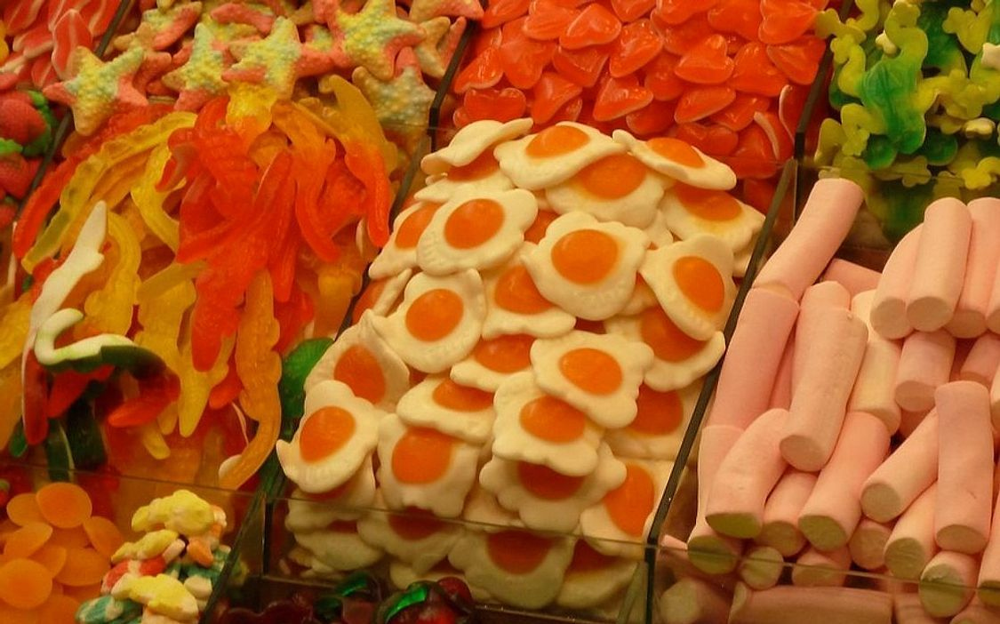 La vidriera de la tienda de golosinas en una esquina soleada