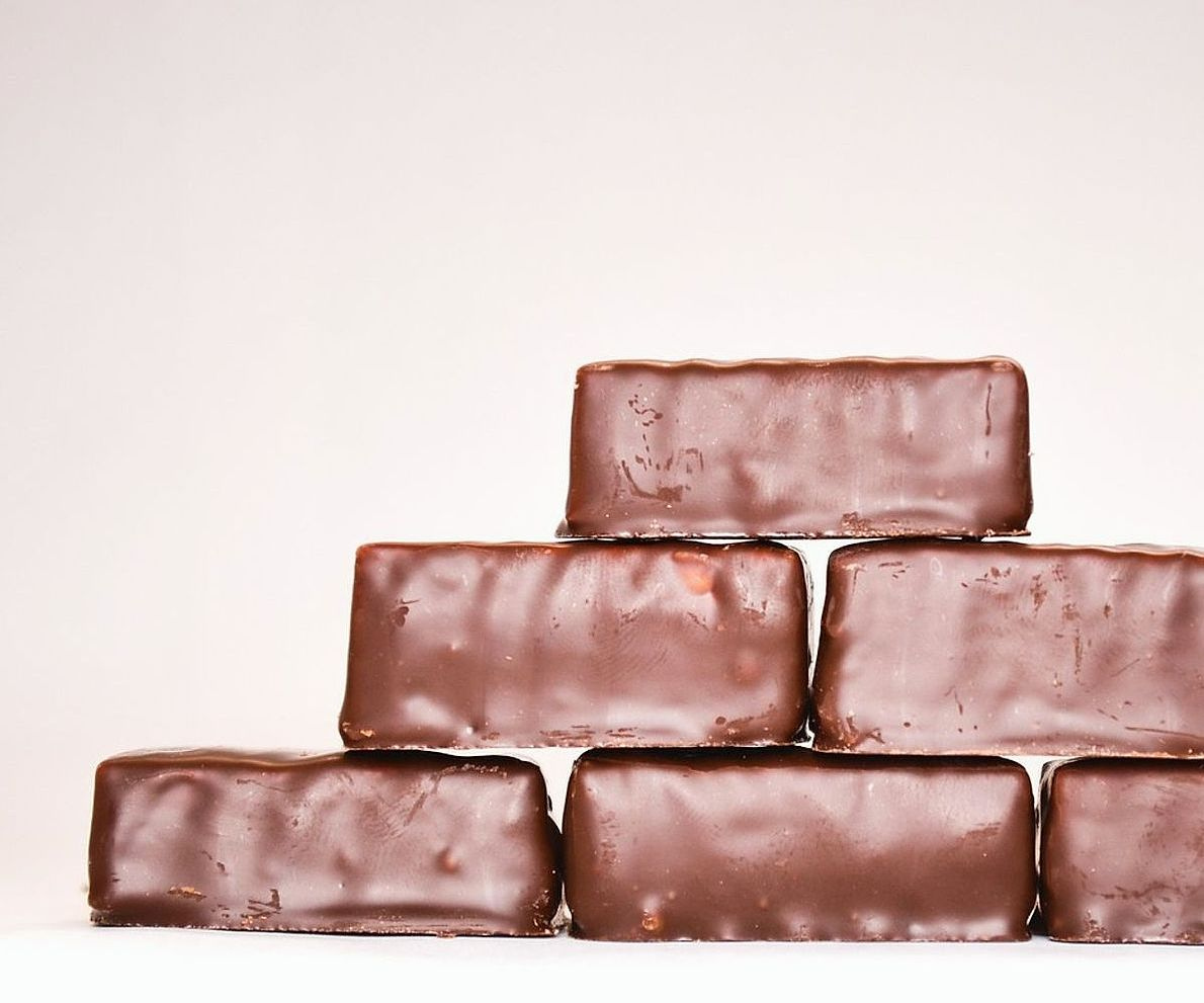 Manos preparando bombones de chocolate con cuidado
