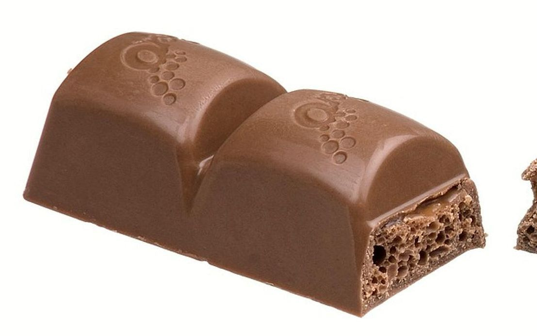 Turrón artesanal rústico con cobertura dorada y crujiente
